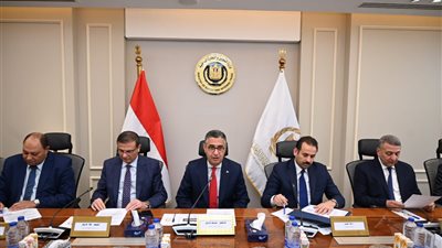 وزيرا التموين والزراعة ورئيس جهاز مستقبل مصر يبحثون مستقبل صناعة السكر