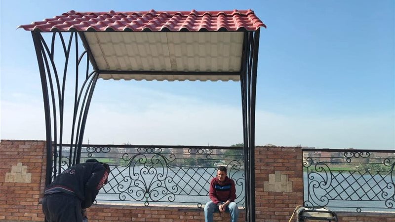 جانب من تركيب المقاعد