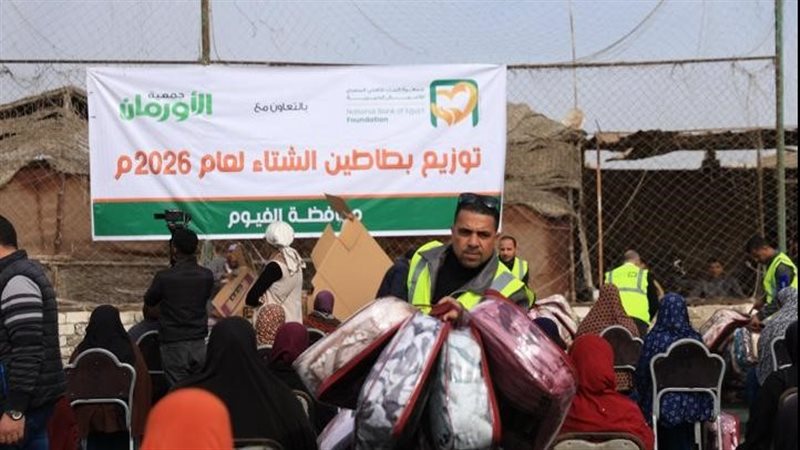 المتطوعين يوزعون