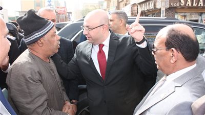 محافظ بني سويف يستمع لطلبات واحتياجات المواطنين في اهناسيا  