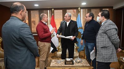 بالصور.. محافظ الغربية يناقش مع القابضة للغزل والنسيج إقامة مشروعات تنموية 