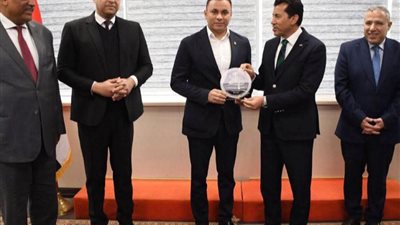 وزير الشباب يسلم 