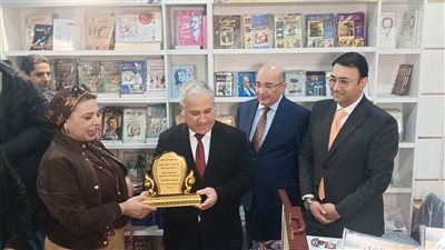 رئيس الهيئة الوطنية للصحافة يتفقد أجنحة المؤسسات القومية بمعرض الكتاب