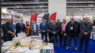 رئيس مجلس إدارة روزاليوسف ورؤساء التحرير يتفقدون جناح المؤسسة بمعرض الكتاب 