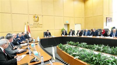 وزير الإسكان يجتمع بقيادات الوزارة و يطالب بالاعتماد على المنتج المحلي 