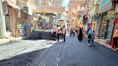 محافظ الغربية يعاين أعمال تطوير ورصف طرق وشوارع في بسيون