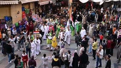 كرنفال استعراضي مبهج لفرق مهرجان أسوان الدولي للفنون الشعبية في دورته الـ13
