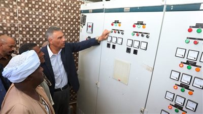 محافظ أسوان يعطى إشارة تشغيل محطات الصرف بـ 3 قرى