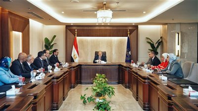 رئيس هيئة الدواء يبحث مع شركة أدوية خطط توطين الصناعة