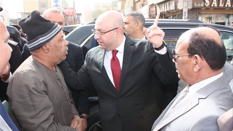 محافظ بنى سويف يستمع