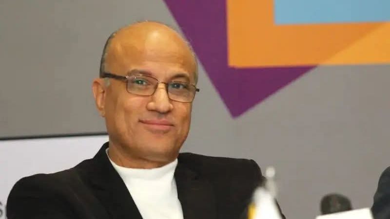 الكاتب الصحفي حسين