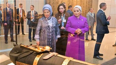 السيدة انتصار السيسي ترافق قرينة الرئيس التركي داخل أروقة المتحف المصري الكبير