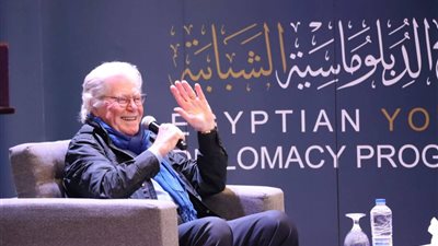 الفنان حسين فهمي يستعرض دور الفن والسينما في صناعة القوة الناعمة المصرية