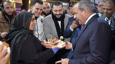 محافظ بورسعيد يفتتح معرض 