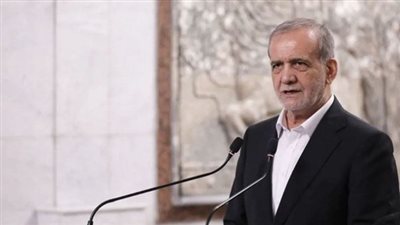 الرئيس الإيراني يعين علي شمخاني أمينًا لمجلس الدفاع