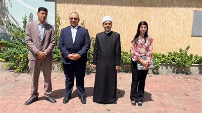 سفير مصر بدار السلام يتفقد العملية التعليمية بالمركز الإسلامي