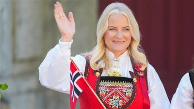 ولى عهد النرويج تعتذر لمن خيبت آمالهم وسط تدقيق في علاقتها بإبستين