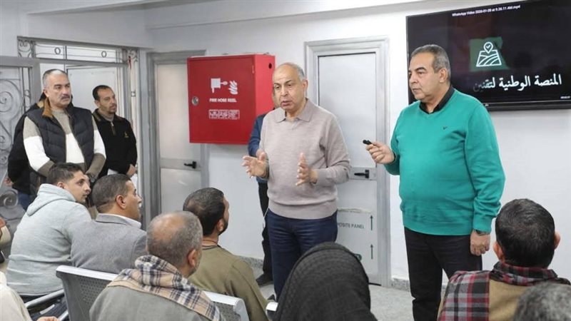 محافظ المنيا مع الراغبين