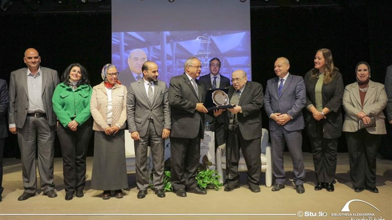 مكتبة الإسكندرية تكرم الدكتور مصطفى الفقي لإهدائه مجموعة كتب