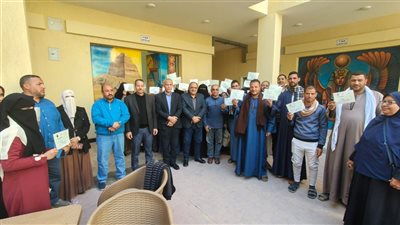 محافظ بني سويف يتابع مركز ميدوم لتنمية المهارات اليدوية 