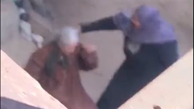 كشف ملابسات تداول فيديو لسيدة تتعدى على مسنة بالضرب بعصا خشبية