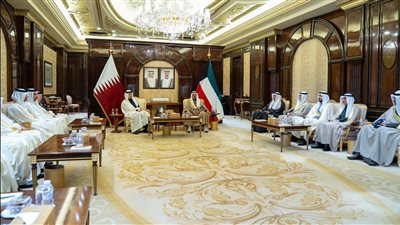 رئيس الوزراء الكويتي ونظيره القطري يبحثان آخر المستجدات الإقليمية والدولية