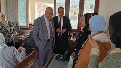 بالصور.. مساعد وزير التعليم يراجع الانضباط والحضور فى مدارس شرق وغرب طنطا