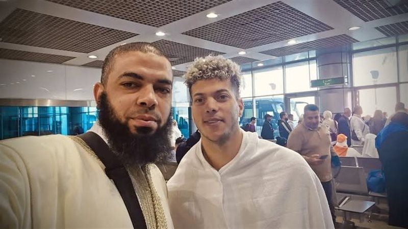 إمام عاشور يؤدي العمرة