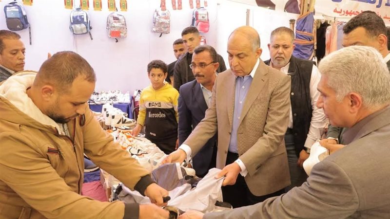 محافظ المنيا بمعرض