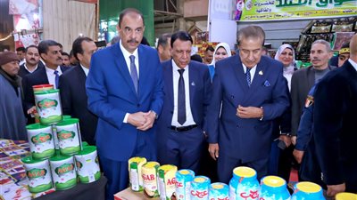 محافظ سوهاج يفتتح 14 معرضًا لـ