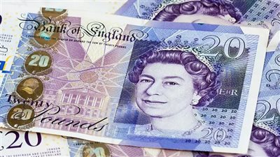 الجنيه الإسترليني يهبط مع تصاعد الأزمة السياسية وتنامي توقعات خفض الفائدة