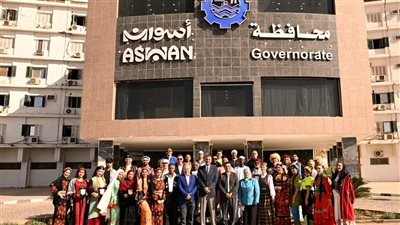 محافظ أسوان يكرم وفود الفرق المشاركة في مهرجان أسوان الدولي للفنون الشعبية 