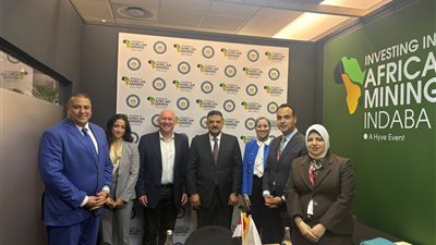 وفد وزارة البترول يلتقي المستثمرين في جناح التعدين المصري بمؤتمر إندابا