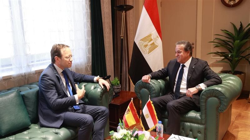 لقاء وزير الصحة والسفير