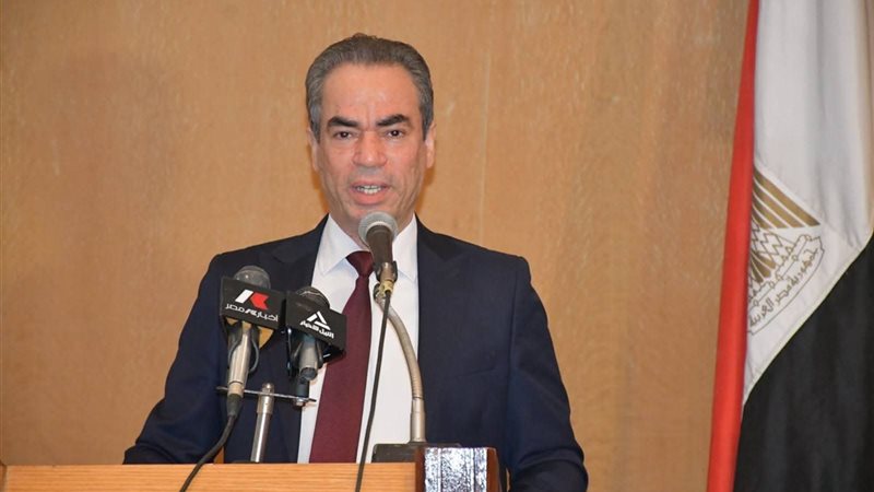 الكاتب والإعلامي