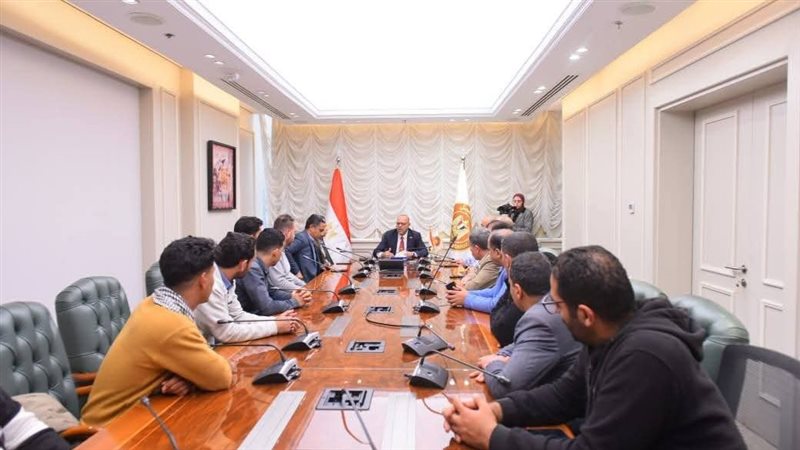 اجتماع وزير العمل بالشركة