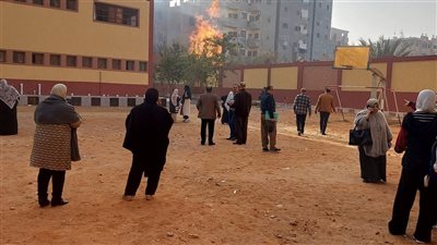 حريق بجوار سور مدرسة كفر صقر الثانوية بناب بالشرقية نتيجة ماس كهربائي