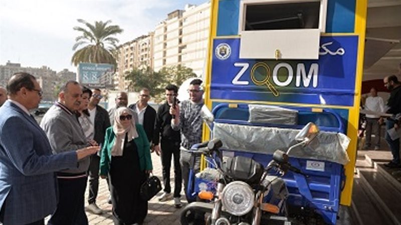 محافظ أسيوط يسلم