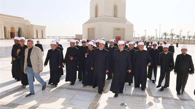 الوفد خلال لقاء وزير