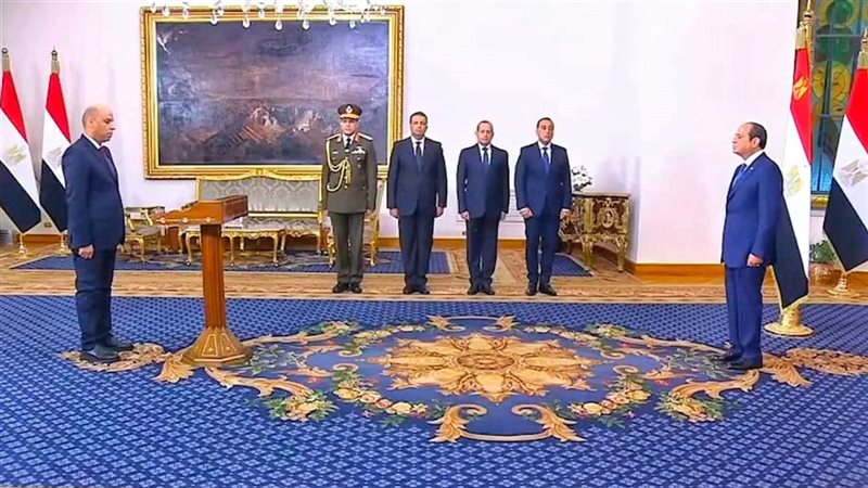 وزير العمل خلال أداء