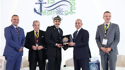 رئيس الأكاديمية العربية يكرم أحمد عمر بطل واقعة إنقاذ 