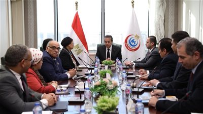وزير الصحة يجتمع بالقيادات في أول يوم عمل بعد تجديد الثقة الرئاسية