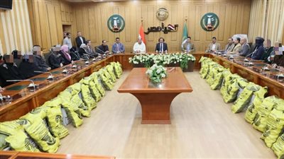 محافظ المنوفية يوزع مساعدات مالية  لـ 60 حالة بقيمة تقارب نصف مليون جنيه