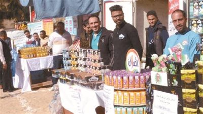 بتخفيض 30% محافظ قنا يفتتح معرض 