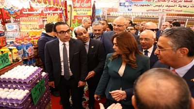 وزيرا التموين والتنمية المحلية يفتتحان معارض 