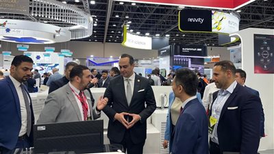 رئيس الرعاية الصحية يتفقد الجناح المصري بمعرض دولي بدبي