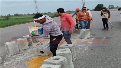 إغلاق النقاط الخطرة والفتحات العشوائية بطريق رافد بلطيم الدولي