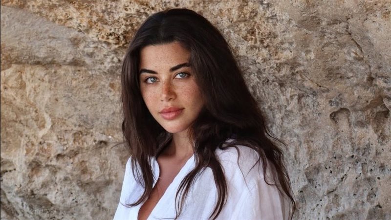  الفنانة يارا السكري