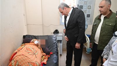 بالصور.. محافظ الغربية يزور  14 مصابا فى حادث طريق بمستشفى قطور