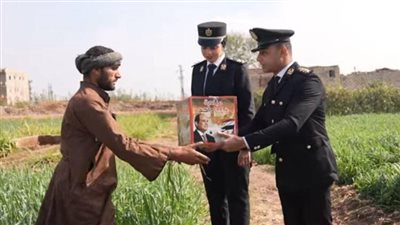 الداخلية توزع مساعدات على قاطني المناطق الأولى بالرعاية 